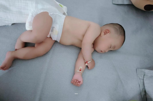 泽州宝宝先长上牙还是下牙